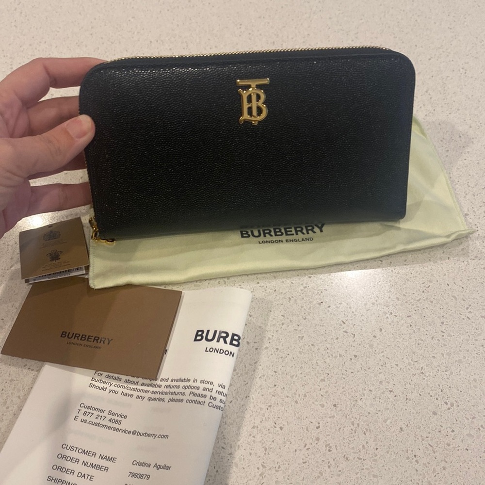 Brand New Burberry Monogram Motif Grainy Leather Ziparound Wallet